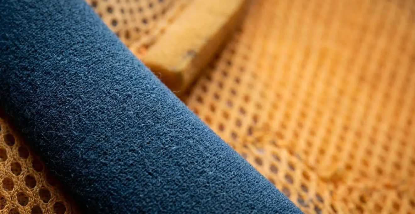 Gros plan sur un col en néoprène doux d'un gilet de sauvetage moderne offrant un confort optimal