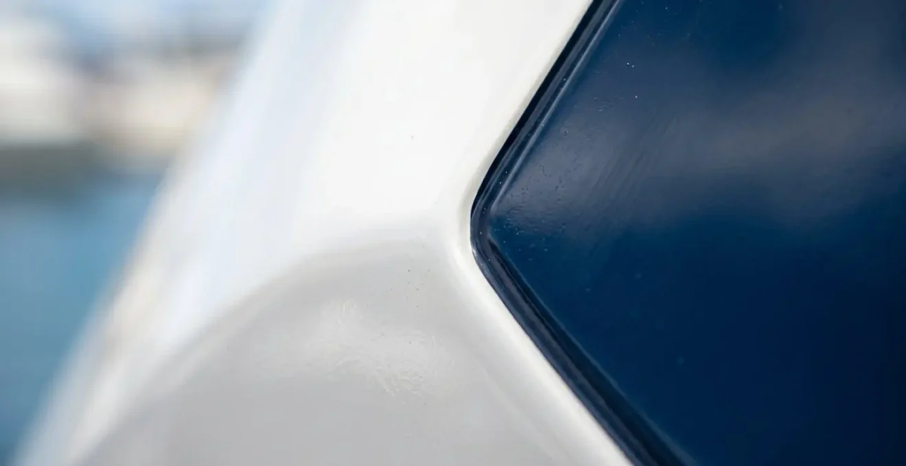 Vue macro détaillée de la coque d'un yacht de luxe inspectée avant location