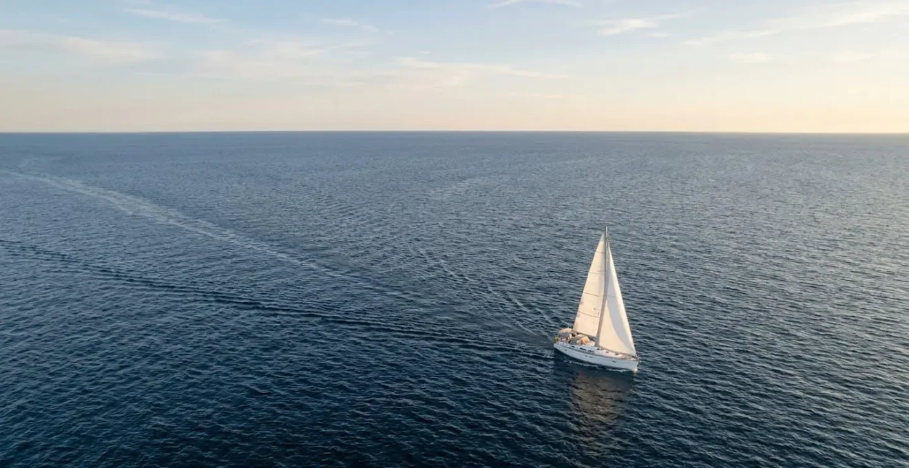 Navigation en haute mer au-delà des eaux territoriales avec instruments de navigation