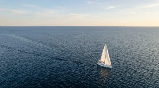Navigation en haute mer au-delà des eaux territoriales avec instruments de navigation