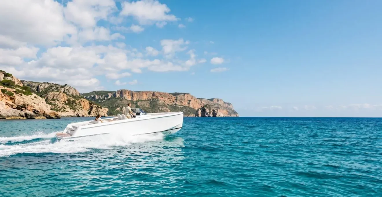 Vedette à moteur naviguant près des côtes italiennes en été