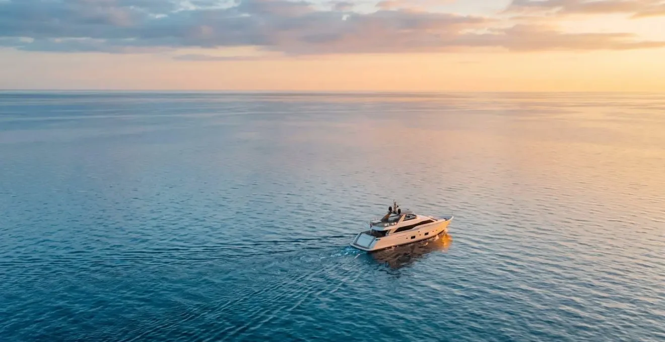 Yacht de luxe naviguant en solitaire sur une mer méditerranéenne calme pendant la saison d'épaule